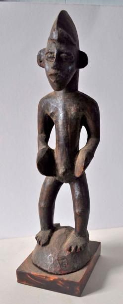 null Statuette en bois sculpté d'homme debout. SENOUFO. Ht. 31cm