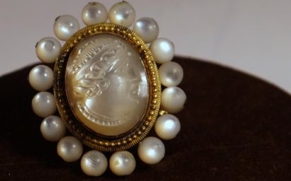 Boucle de foulard ?- camée profil de femme à l'antique, entourée de perles et monté...