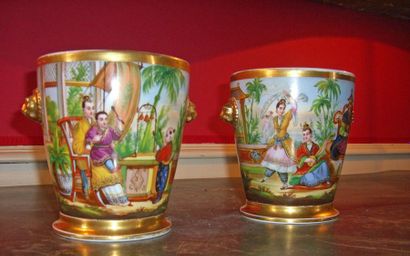 null PARIS. Paire de vases en porcelaine polychrome et or, à décors chinois (scènes...