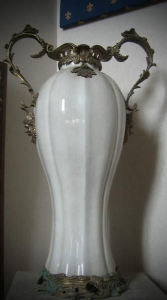 null Importante paire de vases en faïence céladon à monture en bronze rocaille. Style...