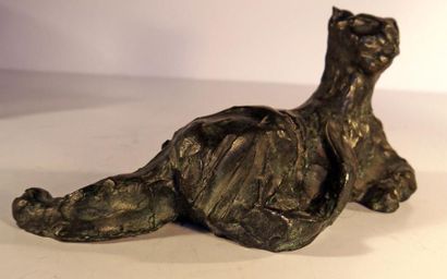 null Sculpture animalière - Chat en bronze en cire perdue, patine verte - Signé ,...