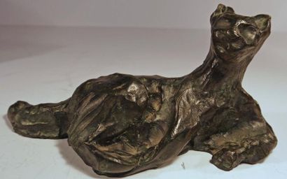 null Sculpture animalière - Chat en bronze en cire perdue, patine verte - Signé ,...