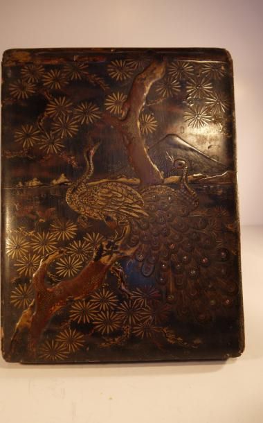 null Japon - Epoque EDO (1600-1868) - Boîte rectangulaire laquée, décor sur le couvercle...