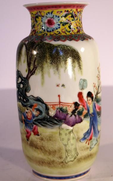 null Chine - Vase décor de 3 personnages chassant des papillons (léger fêle au col)...