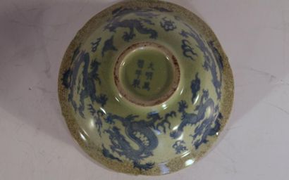  Chine - Da ming wan li nian zhi (1573-1620) - Bol lobé en grès couleur céladon,...