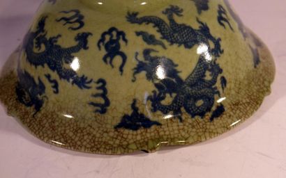  Chine - Da ming wan li nian zhi (1573-1620) - Bol lobé en grès couleur céladon,...