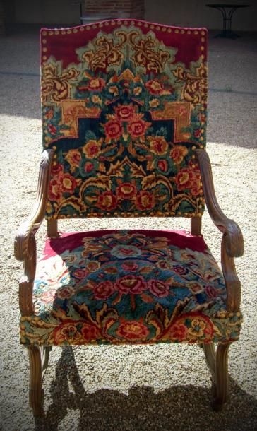 null Paire de fauteuils en bois naturel mouluré à volutes. Style Louis XIII, réalisés...