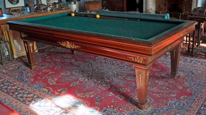 null E. BRIOTET à Paris. Billard en bois de palissandre marqueté de filets sur pieds...