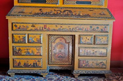  Rare et curieux cabinet formant scriban en bois relaqué camomille foncé à décor...