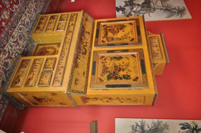  Rare et curieux cabinet formant scriban en bois relaqué camomille foncé à décor...