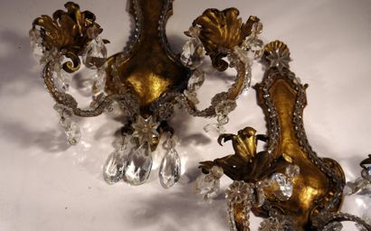 null Baguès - Deux appliques à deux bras de lumière en tôle dorée et cristaux - H...