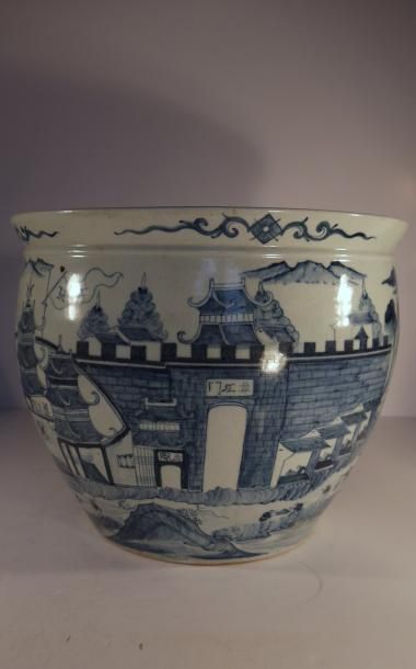  Chine - Vase à poissons blanc-bleu - décor architectural de pagodes dans un paysage...