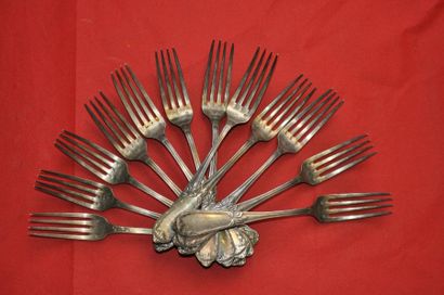  12 fourchettes en métal argenté style XVIII°