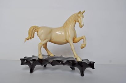 null Lot composé de: Os epifeuille + Cheval en os + Défense sculptée. Long 24cm en...