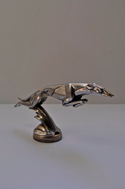 null Casimir BRAU. Lévrier. Bronze argenté signé Ht 12,5 cm. Mascotte pour radia...