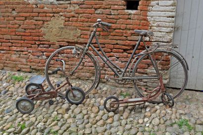 null Bicyclette de femme vers 1940, tricycle d'enfant vers 1950, patinette vers ...