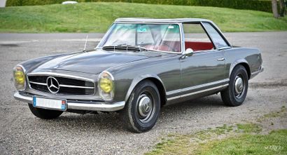 MERCEDES-BENZ 250 SL Pagode 1967 Présentée lors du Salon de Genève en 1963, la Mercedes...