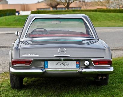 MERCEDES-BENZ 250 SL Pagode 1967 Présentée lors du Salon de Genève en 1963, la Mercedes...