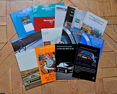 null Mercedes Benz. Lot de 17 brochures publicitaires (190E 16S, SLC, SE, SEL, Classe...