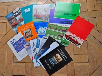null Fiat. Lot de 22 brochures publicitaires: Fiat 124, 128, 126, Mirafiori, 132,...