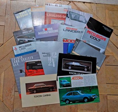 null Japon. Lot de 21 brochures publicitaires: Toyota Célica, Carina, Land Cruiser,...
