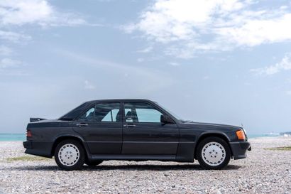 MERCEDES BENZ 190E 2.3-16 - 1986 Lancée en 1982, la Mercedes Benz 190 E allait, avec...