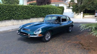 JAGUAR TYPE E S1 4.2L 2+2 - 1967 Lancé en 1961 pour remplacer la fameuse XK, la Type...