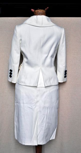 BURBERRY'S Tailleur en coton, couleur blanc écru, manches 3/4. Etat neuf. Taille...