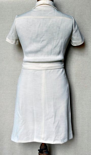 null Robe en coton style années 50 à pliures, couleur écru, avec sa ceinture. T....