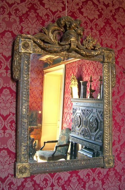 null Paire de glaces en bois sculpté et doré à trophée guerrier. Style Louis XV....