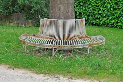 null Important banc de jardin circulaire (entourage d'arbre) en fer et tôle peinte....