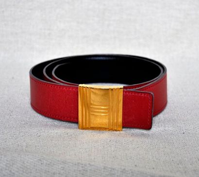 HERMES Ceinture en cuir rouge, boucle en métal doré siglé figurant un H, T. 76