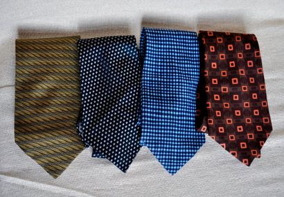 HERMES Lot de 4 cravates en soie à motifs géométriques