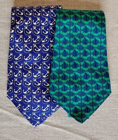 HERMES Lot de 2 cravates en soie à sujet marin (petites tâche sur la bleu)