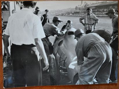 Au ravitaillement. Alberto ASCARI sur Ferrari 375 F1  Au Grand Prix d'Italie à Monza...