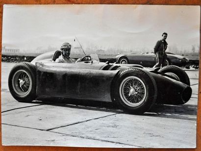 ASCARI au volant de la Lancia D50, lors d'essais (1955-1956) Photo Publi Foto Torino....