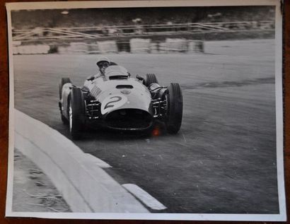 Peter COLLINS sur Ferrari au GP d'Angleterre (14/07/1956) Ayant abandonné avec le...