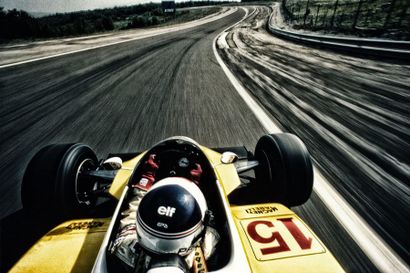 Alain PROST sur Renault RE30-B, Circuit de Dijon-Prénois 1982 Photographie, 80x120cm....