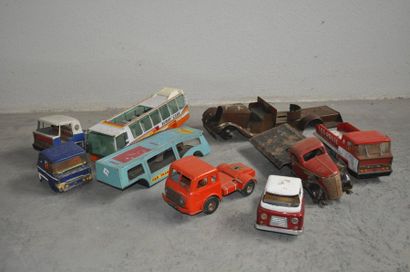 Lot de jouets camions, dans l'état