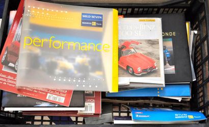 null Lot de livres automobiles classiques, catalogues de vente aux enchères, Renault...