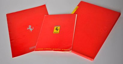 null Lot de trois brochures et dossiers de presse concernant la gamme Ferrari années...