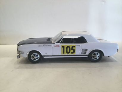 Johnny HALLYDAY Maquette originale d'époque de la Ford Mustang 105 pilotée par Johnny...