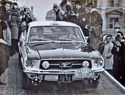 Johnny HALLYDAY Johnny au départ du rallye de Monte Carlo à Reims. Photo 18x24 cm....