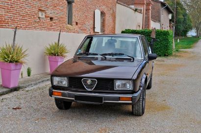 ALFA ROMEO Alfetta - 1982 N° Série : ZAR11655000130015



L’Alfetta reprend le nom...