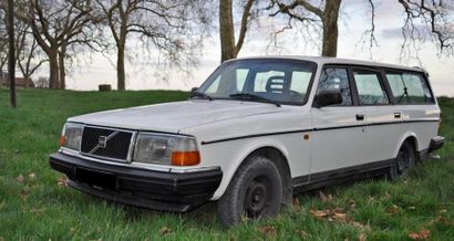 VOLVO 245 BREAK - 1990 N° de châssis : YV124577301893138
Carte Grise Française
Nommé...