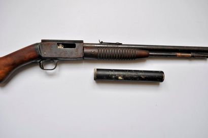 null Carabine calibre 22 LR à pompe avec silencieur. Fabrication Liège. Piqures