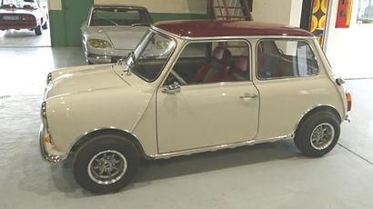 AUSTIN MINI 1000- 1970 Cette voiture fait partie de la 1ere série des mini. Emblématique,...