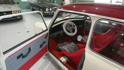 AUSTIN MINI 1000- 1970 Cette voiture fait partie de la 1ere série des mini. Emblématique,...