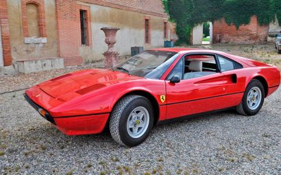 FERRARI 308 GTB VITRORESINA- 1976 Châssis 18773
Construite de 1975 à 1978, la 308...