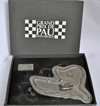  Plaque en métal du Grand Prix Historique de Pau 2001 sur socle bois. Dans coffret...